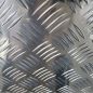 Preview: Aluminium Tränenblech Quintett in Nahaufnahme, rutschfestes Riffelprofil